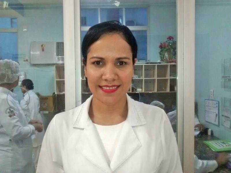 Passa bem o paciente Saulo Melo, de 31 anos, submetido a uma cirurgia rara no Hospital Ophir Loyola, em Belém. Devido a um câncer avançado de pelve, ele precisou remover toda parte inferior do corpo para continuar vivo, o equivalente a 40% da composição física. Apesar da nova condição, ele aprendeu desde cedo a conviver com limitações e, não raro, utiliza os rabiscos e livros de fantasia e aventura para imaginar uma realidade bem diferente da habitual. Saulo nasceu com espinha bífida, uma malformação congênita do sistema nervoso resultante de um defeito na formação do tubo neural (estrutura embrionária), caracterizada por paralisia, ausência de sensibilidade na região lombar e outras complicações funcionais. Na foto, a enfermeira Clarissa Mendes da Clínica Cirúrgica.

FOTO: ASCOM /HOL
DATA: 22.05.2018
BELÉM - PARÁ <div class='credito_fotos'>Foto: ASCOM HOL   |   <a href='/midias/2018/originais/1078a0a5-f083-4f3a-b7a3-cf3911e1530d.jpg' download><i class='fa-solid fa-download'></i> Download</a></div>