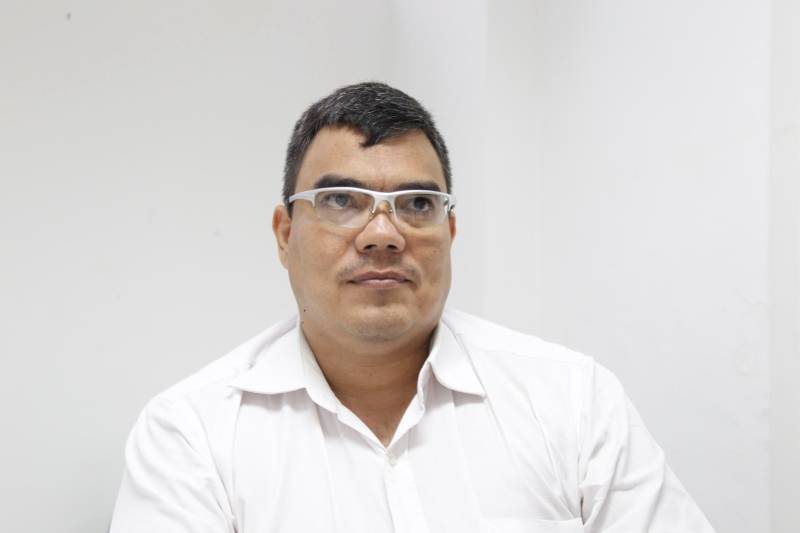 A Superintendência do Sistema Penitenciário do Estado (Susipe) trabalhará de forma integrada com os demais órgãos do Sistema de Segurança Pública durante a Operação Verão 2018. As principais ações adotadas, em parceria com as polícias Civil e Militar, serão intensificar as revistas nas unidades prisionais do Estado e condução e transporte de pessoas presas em Salinópolis. Um caminhão-cela, com capacidade para 20 presos, e um furgão serão cedidos pela Susipe aos finais de semana de julho. Durante a Operação Verão 2018, as unidades prisionais da capital e do interior terão o espaço aéreo monitorado para acompanhar a movimentação de presos. O Grupamento Aéreo de Segurança Pública (Graesp) fará sobrevoos programados aos finais de semana. Na foto, o diretor de Administração Penitenciária da Susipe, coronel Wilson Carlos Araújo.
FOTO: AKIRA ONUMA / ASCOM SUSIPE
DATA: 03.07.2018
BELÉM - PARÁ <div class='credito_fotos'>Foto: Akira Onuma / Ascom Susipe | <a href='/midias/2018/originais/107bd827-2dae-4258-b795-08198929f6dd.jpg' download><i class='fa-solid fa-download'></i> Download</a></div>