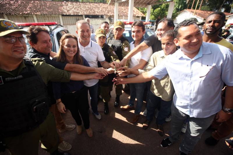 Os batalhões de Policiamento da PM de Barcarena (foto) e Abaetetuba, no Baixo Tocantins, receberam na tarde desta quinta-feira (21), 14 viaturas e 20 motocicletas para o reforço da segurança pública nas cidades. Os dois municípios pertencem ao Comando de Policiamento Regional IX, que realiza o policiamento em 10 municípios da região. O CPR IX também está formando 134 novos policias que deverão ser integrados ao policiamento no mês de julho. Participaram da entrega o comandante geral da PM, coronel Hilton Benigno, o presidente da Assembleia Legislativa do Pará (Alepa), deputado estadual Márcio Miranda e os deputados Ana Cunha e Celso Sabino. O coronel Hilton Benigno comentou que toda a frota de veículos da PM foi renovada. “A renovação traz melhores condições de trabalho ao policial”, afirmou.
FOTO: THIAGO GOMES / AG. PARÁ
DATA: 21.06.2018
BARCARENA - PARÁ <div class='credito_fotos'>Foto: Thiago Gomes /Ag. Pará | <a href='/midias/2018/originais/1083af39-a2d0-4177-9533-3a9e19e68eaf.jpg' download><i class='fa-solid fa-download'></i> Download</a></div>