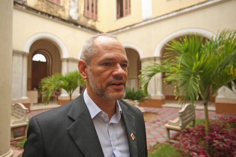 Segundo o pró-reitor de Gestão e Planejamento, Carlos Capela (foto), as três obras são significativas, tanto para a comunidade acadêmica quanto para a sociedade em geral. Sobre o ambulatório de Clínicas Básicas e Especializadas, o pró-reitor explica que tem uma configuração muito importante dentro da Uepa e para o Centro de Ciências Biológicas e da Saúde (CCBS).
FOTO: IGOR BRANDÃO / AG. PARÁ
DATA: 13.03.2018
BELÉM - PARÁ <div class='credito_fotos'>Foto: IGOR BRANDÃO / AG. PARÁ | <a href='/midias/2018/originais/1089b621-c2da-43d8-9d5c-c8cb7fa81b55.jpg' download><i class='fa-solid fa-download'></i> Download</a></div>