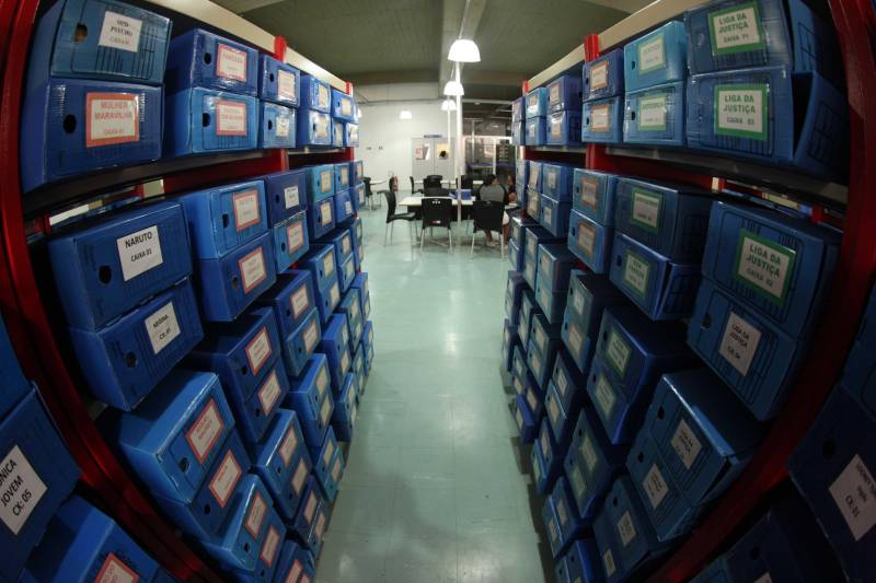 Ao entrar na Biblioteca Arthur Viana, localizada no Centro Cultural e Turístico Tancredo Neves (Centur), é possível visualizar e sentir as diferenças logo ao chegar. O espaço, que desde 2015 passava por reformas, está completamente pronto para sua reinauguração, que deve acontecer já na próxima semana. Iluminação adequada, climatização renovada, mudança de estantes e outros móveis que contribuíram para a ampliação do espaço, além de um verdadeiro upgrade em diversos espaços de convivência, serviços e estudos, trouxeram novos ares a centenária biblioteca.
FOTO: THIAGO GOMES / AG. PARÁ
DATA: 27.04.2018
BELÉM - PARÁ <div class='credito_fotos'>Foto: Thiago Gomes /Ag. Pará | <a href='/midias/2018/originais/108c0cbf-cfef-4f4d-a318-26a9a01e1cb8.jpg' download><i class='fa-solid fa-download'></i> Download</a></div>