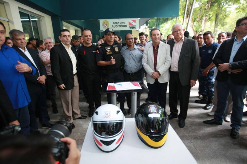 Polícia Militar, Guarda Municipal e Secretarias Municipais de Segurança Pública de 17 cidades do interior paraense receberam motos para ampliar o policiamento ostensivo e para atender ocorrências em suas sedes. Os veículos adquiridos pelo Governo do Estado são provenientes de emenda parlamentar de três deputados da Assembleia Legislativa do Pará (ALEPA), e entregues (foto) nesta segunda-feira (28) durante cerimônia na sede da Casa Civil, em Belém. Ao todo foram entregues 44 motos do modelo Honda XRE 300 CC, todas com kit sinalizador acústico e visual, rastreador, dois capacetes e queixeiras. Prefeitos, secretários de segurança, representantes das polícias, guardas municipais e deputados estiveram presentes na solenidade e ressaltaram a importância de ampliar a frota de veículos para dar apoio a segurança dos municípios.
FOTO: MÁCIO FERREIRA / AG. PARÁ
DATA: 28.05.2018
BELÉM - PARÁ <div class='credito_fotos'>Foto: MÁCIO FERREIRA/ AG. PARÁ | <a href='/midias/2018/originais/108c1a35-b397-4a3f-914f-01052bdd1027.jpg' download><i class='fa-solid fa-download'></i> Download</a></div>