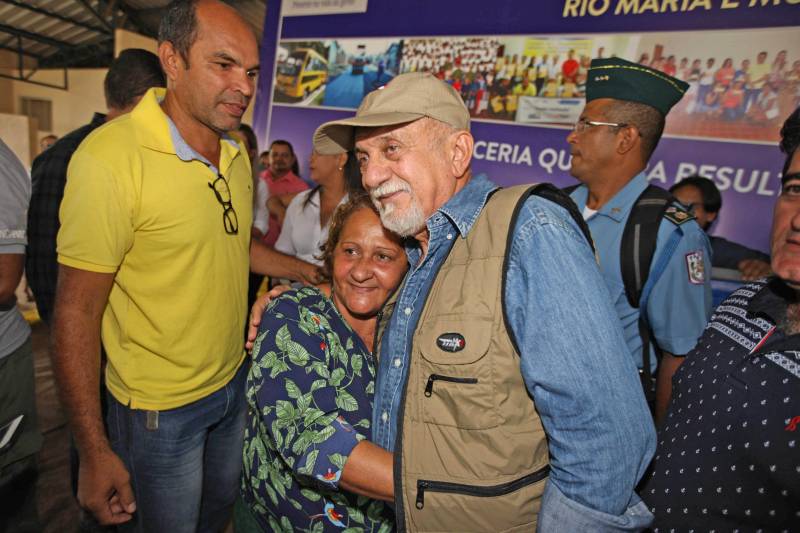 Onze municípios do sul e sudeste paraense recebem recursos do Estado para recuperar ruas e vicinais atingidas pelas enchentes e fortes chuvas que caem na região. Em agenda oficial nesta sexta-feira (6), o governador Simão Jatene assinou, pela manhã, no Parque de Exposições Valeu Boi Leilões, em Rio Maria, os convênios que garantem o repasse de cerca de R$ 4 milhões. As obras de caráter emergencial serão executadas pelas prefeituras em parceria com a Secretaria de Estado de Transportes (Setran). O objetivo é recuperar a trafegabilidade nessas localidades e assegurar o direito de ir e vir da população. Na manhã desta sexta, foram assinados nove convênios, com os municípios de Redenção, Pau D’Arco, São Félix do Xingu, Santa Maria das Barreiras, Tucumã, Água Azul do Norte, Xinguara, Bannach e Rio Maria. Além da Setran, participam da ação o Centro Regional de Governo do Sudeste do Pará e a Defesa Civil. “O valor do investimento em cada município vai depender da necessidade verificada pelas equipes do Estado e das prefeituras. O recurso não será usado para reconstruir vias, mas para restabelecer a trafegabilidade”, disse o secretário de Transportes, Kléber Menezes.
FOTO: ANTÔNIO SILVA / AG. PARÁ
DATA: 06.04.2018
RIO MARIA - PARÁ <div class='credito_fotos'>Foto: Antônio Silva/Ag. Pará | <a href='/midias/2018/originais/1090374a-d3ed-4b05-b009-87daeececbb5.jpg' download><i class='fa-solid fa-download'></i> Download</a></div>