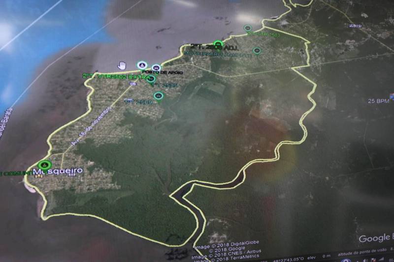 Com o início das férias escolares é hora de pegar a estrada para curtir as inúmeras opções de praias e balneários que o Pará dispõe. Neste sentido, prudência e cautela no trânsito são fundamentais para uma viagem com segurança. Entre os destinos mais procurados e próximos à capital paraense está o distrito de Mosqueiro, distante 70 quilômetros do centro de Belém, com suas belíssimas praias de água doce que somam 17 quilômetros de extensão. A bucólica, como é carinhosamente conhecida, é uma das 86 localidades em todas as regiões do Estado, que receberão atenção especial durante a Operação Verão 2018, que contará com a participação de mais de 8 mil agentes de segurança pública. As ações tiveram início na sexta-feira (29) e seguem até o dia 31 de julho. Na foto, mapa de Mosqueiro, com os pontos de monitoramento policial (por vídeo e viaturas) na ilha, .
FOTO: CRISTINO MARTINS / AG. PARÁ
DATA: 01.07.2018
BELÉM - PARÁ <div class='credito_fotos'>Foto: Cristino Martins/Ag. Pará | <a href='/midias/2018/originais/10937de1-3eaf-41f0-8c6e-0e75ddb5dc1d.jpg' download><i class='fa-solid fa-download'></i> Download</a></div>