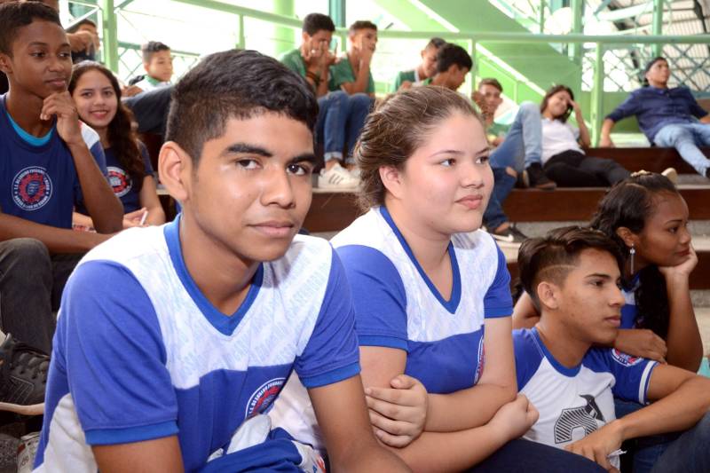 Um encontro de adolescentes, promovido pelo Comitê Estadual de Enfrentamento à Violência Sexual contra Crianças e Adolescentes do Pará, reuniu, nesta sexta-feira (13), no Teatro Gasômetro, em Belém, técnicos de vários órgãos públicos e representantes do Poder Judiciário, Ministério Público e de entidades civis que atuam no combate à violência sexual contra menores. A Secretaria de Estado de Educação (Seduc), membro do Comitê, participou do encontro, que contou com a presença de 300 pessoas. Um dos objetivos é a revisão do Plano Estadual de Enfrentamento à Violência Sexual Contra Crianças e Adolescentes. A iniciativa serviu também para incentivar o protagonismo infanto-juvenil na prevenção e combate a essa prática criminosa que caracteriza o abuso sexual como crime contra vulnerável, previsto no artigo 217-a do Código Penal (pena de 8 a 15 anos de prisão). Na foto, o aluno Alex Holanda.

FOTO: ELISEU DIAS / ASCOM SEDUC
DATA: 13.04.2018
BELÉM - PARÁ <div class='credito_fotos'>Foto: Eliseu Dias / Ascom Seduc   |   <a href='/midias/2018/originais/109bbdf3-2eb9-4af4-9400-f61e8c8e1111.jpg' download><i class='fa-solid fa-download'></i> Download</a></div>
