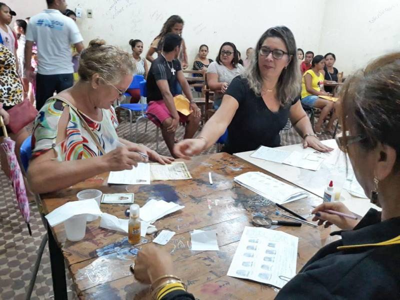 A Caravana Pro Paz Cidadania continua a percorrer os municípios do Pará. Nesta sexta-feira (6), a caravana encerrou suas ações na cidade de Quatipuru, no nordeste do estado. Ao longo de três dias, foram 2.600 atendimentos, como emissão de documentos básicos e aconselhamento jurídico. “A ação nesses três dias foi surpreendente, além de atendermos Quatipuru, recebemos quatro ônibus com moradores da vila de Boa Vista e conseguimos atender a todos. A grande procura foi pela certidão de nascimento, porque ainda existem os sub-registros. Mas tivemos também grande procura de ID jovem por essa população”, detalhou o coordenador do Pro Paz Cidadania, Roberto Oliveira.
FOTO: ASCOM / PRO PAZ
DATA: 06.04.2018
QUATIPURU - PARÁ <div class='credito_fotos'>Foto: ASCOM PRO PAZ | <a href='/midias/2018/originais/10aea9c4-1a86-48a3-ad31-9bf09f4b0748.jpg' download><i class='fa-solid fa-download'></i> Download</a></div>
