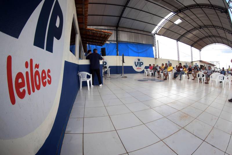 Todos os 24 lotes de veículos recuperáveis e sucatas pertencentes à frota do governo do Estado, que já não estavam mais em uso, foram negociados no leilão promovido, nesta quarta-feira, 18, pela Comissão de Leilão da Secretaria de Estado de Administração (Sead) e pela Vip Leilões, em Marituba, na região metropolitana de Belém. O leilão teve cerca de 600 acessos on-line e a presença de mais de 30 pessoas. Avaliados inicialmente em R$ 63.900,00, os lotes geraram um volume total de negócios preliminar no valor de R$ 189 mil, o que superou em aproximadamente 200% a estimativa inicial dos técnicos da Diretoria de Gestão do Patrimônio do Estado, organizadora do evento.
FOTO: THIAGO GOMES / AG. PARÁ
DATA: 18.04.2018
MARITUBA - PARÁ <div class='credito_fotos'>Foto: Thiago Gomes /Ag. Pará | <a href='/midias/2018/originais/10b9d467-0365-4802-bf5a-b20b01f4afa3.jpg' download><i class='fa-solid fa-download'></i> Download</a></div>