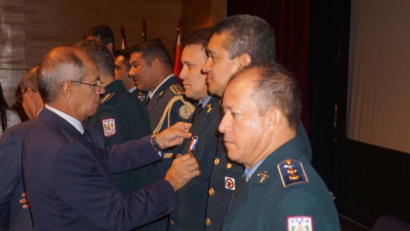 A Polícia Civil condecorou em solenidade (foto) no Teatro Maria Sylvia Nunes da Estação das Docas, em Belém, na noite desta quinta-feira (17), mais de 130 pessoas, entre policiais civis e militares, representantes das Forças Armadas, servidores do Estado e do Governo Federal, dirigentes de associações comunitárias e profissionais liberais. O evento contou com a presença do secretário de Segurança Pública e Defesa Social, Luiz Fernandes Rocha, representante do governador Simão Jatene, e foi presidida pelo delegado-geral Claudio Galeno. O chefe da Polícia Civil fez um retrospecto, dos avanços conquistados nos últimos anos, pela instituição policial. Entre eles, a renovação de um terço do quadro de policiais civis em todo Estado, com incremento de mais de mil novos policiais civis entre os anos de 2011 e 2018. "Foram 23 novos policiais em 2011; 386 em 2014 e em 2018 mais 623, totalizando 1.032 novos policiais civis", detalhou. Atualmente, a Polícia Civil conta com mais de 3,4 mil policiais civis nos 144 municípios paraenses. Graças ao protagonismo do governador Simão Jatene, a Polícia Civil realizou dois concursos públicos em menos de quatro anos, um feito histórico na instituição policial e inédito em todo Brasil. 

FOTO: ASCOM / POLÍCIA CIVIL
DATA: 18.05.2018
BELÉM - PARÁ <div class='credito_fotos'>Foto: Ascom / Polícia Civil   |   <a href='/midias/2018/originais/10baa30b-84c0-4774-afcc-d955d9578510.jpg' download><i class='fa-solid fa-download'></i> Download</a></div>
