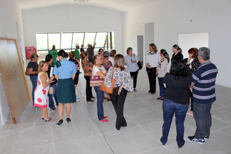 Na tarde desta quarta-feira (28), representantes de secretarias que integram o comitê gestor do Plano Estadual de Ações Integradas à Pessoa com Deficiência (Existir) visitaram as obras do Centro Integrado de Inclusão e Reabilitação (CIIR), em Belém. A visita técnica foi solicitada por Daniele Khayat, diretora-geral do Núcleo de Articulação e Cidadania (NAC), do Governo do Pará, com o objetivo de informar aos participantes do Plano sobre o andamento da obra e mostrar as ações planejadas para o local. “É muito importante que todos que trabalham diretamente com a pessoa com deficiência saibam o que está sendo feito. Afinal, são eles que vão atuar aqui. Pudemos ver de perto os espaços onde funcionará a triagem, reabilitação, radiologia, prótese e órtese, entre outros. Todos ficaram muito satisfeitos com o que viram, e ansiosos para o funcionamento”, disse Daniele Khayat. O CIIR está em fase final de construção, devendo ser inaugurado até o final do primeiro semestre de 2018.
FOTO: RUAN MORAES / ASCOM NAC
DATA: 28.02.2018
BELÉM - PARÁ <div class='credito_fotos'>Foto: RUAN MORAES / ASCOM NAC | <a href='/midias/2018/originais/10baf52a-7686-4c06-bdac-52e141652807.jpg' download><i class='fa-solid fa-download'></i> Download</a></div>