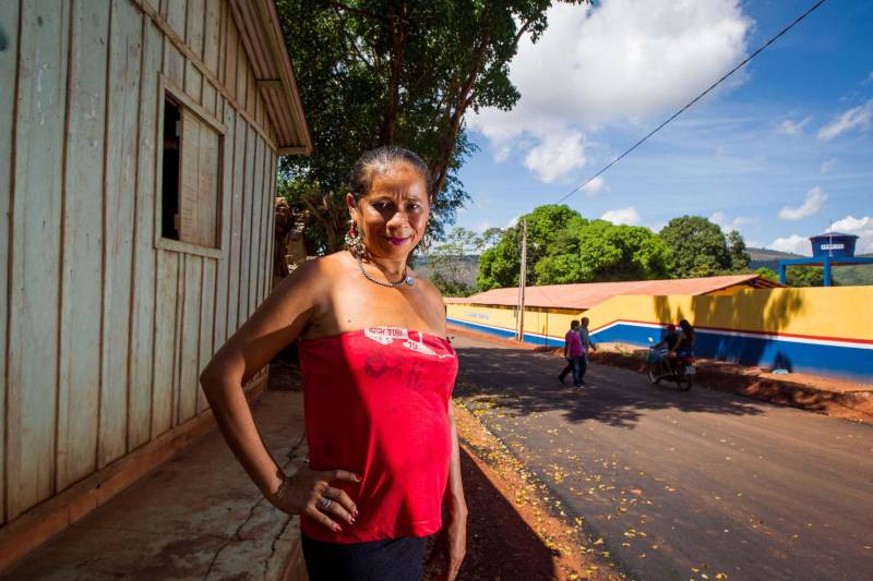 Aos poucos, a paisagem de Serra Pelada – que já foi o maior garimpo a céu aberto do planeta e hoje é distrito de Curionópolis, município do sudeste paraense - começa a se modificar. A poeira intensa, típica de estradas de chão, vai paulatinamente dando lugar à camada de asfalto, que pela primeira vez chega a Curiónópolis, conhecido mundialmente pela corrida do ouro e pelo formigueiro humano nos anos 1980, eternizado pelo olhar do fotógrafo Sebastião Salgado. O ouro não é mais explorado na região, mas Serra Pelada ainda é uma cidade de garimpeiros. São eles que residem e povoam as ruas, que parecem ter parado no tempo. Foram esses trabalhadores que fizeram a localidade crescer, que formaram famílias e criaram filhos nascidos no local, fincando raízes, criando identidade, sonhando com a volta da exploração do ouro, cada vez mais distante. Mas até esse cenário vem se transformando. Na foto, Maria das Neves.

FOTO: ASCOM / PREFEITURA DE CURIONÓPOLIS
DATA: 08.06.2018
CURIONÓPOLIS - PARÁ <div class='credito_fotos'>Foto: ASCOM / PREFEITURA DE CURIONÓPOLIS   |   <a href='/midias/2018/originais/10bb733b-e58c-40dd-b32d-ab2e70347bee.jpg' download><i class='fa-solid fa-download'></i> Download</a></div>