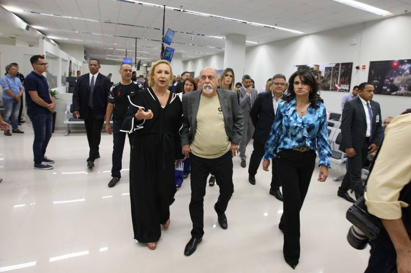 Carteira de identidade, habilitação e de trabalho. Seguro-desemprego, segunda via de boletos de água e multas de transito. Registros na Junta Comercial e DARFs de impostos. Registros de ocorrências na polícia e queixas ao Procon. Tudo num só lugar, rápido e fácil. O governador Simão Jatene (foto) entregou nesta sexta-feira, 04, à população a Estação Cidadania do Shopping Pátio Belém. É a sexta unidade de atendimento à população no estado do Pará. Num espaço de mais de mil metros quadrados, a população poderá contar com serviços de órgãos como: Banpará; Polícia Civil; Procon; Secretaria de Justiça e Direitos Humanos; Sistema Nacional de Empregos; Secretaria de Assistência Social, Trabalho e Renda; Junta Comercial do Estado, Secretaria da Fazenda, Cosanpa, Detran, Igeprev e Fundação Pro-Paz. Além desses, as novidades ficam por conta do Hemopa, oferecendo a possibilidade do cidadão doar sangue e da Secretaria Municipal de Mobilidade (Semob).
FOTO: ANTÔNIO SILVA / AG. PARÁ
DATA: 04.05.2018
BELÉM - PARÁ <div class='credito_fotos'>Foto: Antônio Silva/Ag. Pará | <a href='/midias/2018/originais/10c0459f-9c49-46d1-ae73-df22063e3ab1.jpg' download><i class='fa-solid fa-download'></i> Download</a></div>