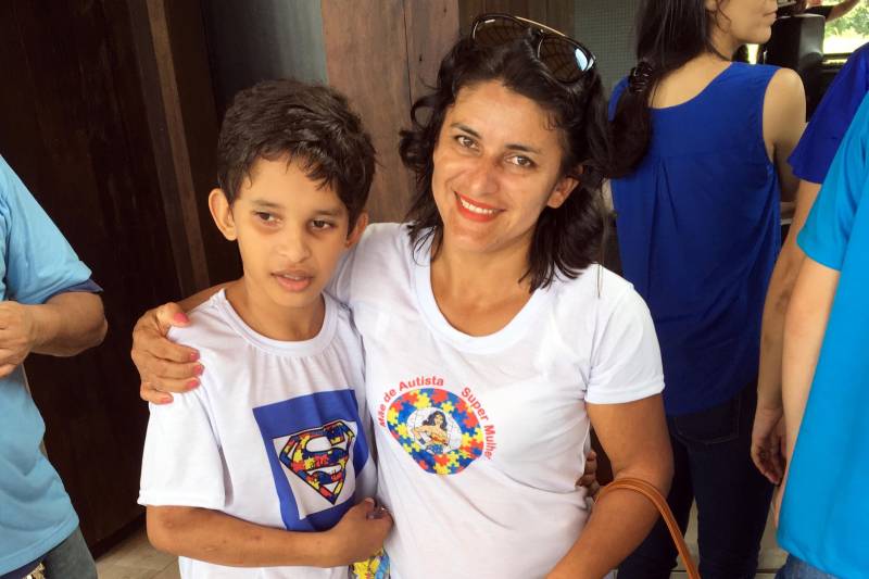 No Dia Mundial de Conscientização do Autismo, o Parque Estadual do Utinga (PEUt) recebeu o evento Vista Azul Pelo Autismo. A programação contou com a participação de estudantes atendidos pelo Núcleo de Atendimento Educacional Especializado no Tratamento do Espectro do Autismo (Natee), ligados à Secretaria de Estado de Educação (Seduc), além dos frequentadores do parque. O evento buscou conscientizar a população paraense sobre o autismo, que afeta cada vez mais pessoas por todo o mundo. Na foto, a professora Roseane de Souza (d) com o filho, Joaquim de Souza (e).
FOTO: ASCOM / IDEFLOR
DATA: 02.04.2018
BELÉM - PARÁ
<div class='credito_fotos'>Foto: Ascom Ideflor | <a href='/midias/2018/originais/10c7c72a-9bbe-45b3-aafb-1724e58efa85.jpg' download><i class='fa-solid fa-download'></i> Download</a></div>