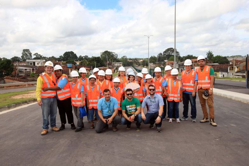 Alunos com deficiência atendidos pela Fundação Pestalozzi do Pará (FPPA) visitaram na manhã desta quinta-feira (3) as obras de prolongamento da Avenida João Paulo II, acompanhados por familiares, pela coordenadora da Fundação, Inês Pereira, e professores da Universidade da Amazônia (Unama), que fizeram a interlocução com o Núcleo de Gerenciamento de Transporte Metropolitano (NGTM), responsável pela obra.
FOTO: ROLDOFO OLIVEIRA / AG. PARÁ
DATA: 03.05.2018
BELÉM - PARÁ <div class='credito_fotos'>Foto: Rodolfo Oliveira/Ag. Pará | <a href='/midias/2018/originais/10d02064-40fe-417c-a07c-bc8776839cb2.jpg' download><i class='fa-solid fa-download'></i> Download</a></div>