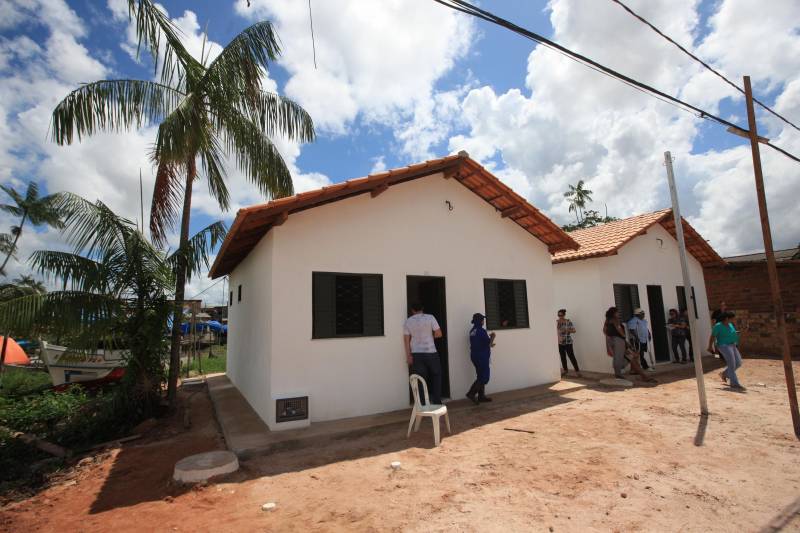 A Cohab entregou hoje(07) mais 30 unidades habitacionais do Projeto Taboquinha, em Icoaraci, que contempla a construção de moradias e infraestrutura urbana, incluindo a recuperação ambiental em torno do Igarapé Tabocão, propiciando a retomada das atividades dos pescadores da área. O projeto prevê ainda a entrega de mais 20 unidades habitacionais, o que deverá ocorrer em 2019. Seu Luís França, de 85 anos, foi um dos primeiros a chegar para a entrega das unidades habitacionais do Taboquinha. Ele ficou emocionado ao receber as chaves de sua nova casa. "Hoje é um dia de alegria pra mim, agradeço a todos que trabalharam nesse projeto, pra dar essa casa para nós", disse o idoso que irá morar com a filha no novo endereço.

FOTO: SIDNEY OLIVEIRA / AG. PARÁ
DATA: 07.12.2018
ICOARACI - PARÁ <div class='credito_fotos'>Foto: Sidney Oliveira/Ag. Pará   |   <a href='/midias/2018/originais/10d1c57b-980c-4192-99f4-5484f6d5dd06.jpg' download><i class='fa-solid fa-download'></i> Download</a></div>