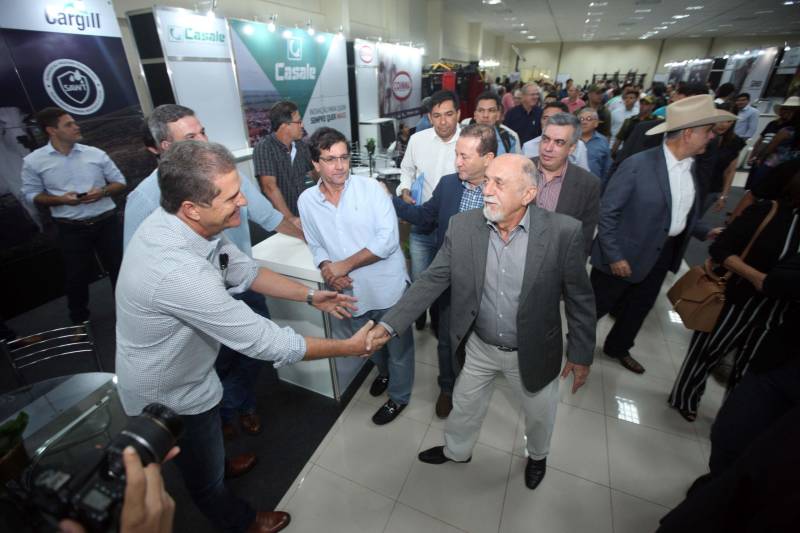 A pecuária é uma das principais cadeias produtivas do Pará, que se destaca no cenário nacional por possuir o quinto maior rebanho bovino, com mais de 20 milhões de cabeças. A importância do Estado na cadeia produtiva brasileira é destaque na InterCorte, evento que reúne iniciativas em prol do desenvolvimento do setor. A abertura, na noite desta segunda-feira, 21, no Carajás Centro de Convenções, em Marabá, sudeste paraense, contou com a presença do governador Simão Jatene, parlamentares e autoridades locais.

FOTO: THIAGO GOMES / AG. PARÁ
DATA: 21.05.2018
MARABÁ - PARÁ <div class='credito_fotos'>Foto: Thiago Gomes /Ag. Pará   |   <a href='/midias/2018/originais/10d37cb3-86c7-44a4-b383-6ffb163ec9f2.jpg' download><i class='fa-solid fa-download'></i> Download</a></div>