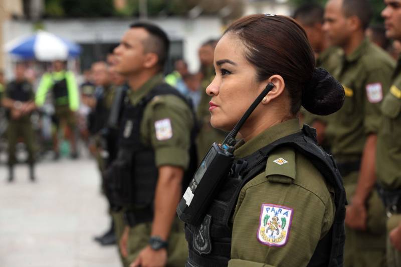 Cerca de 2 mil alunos do curso de formação de praças da Polícia Militar cumprem neste sábado (12) uma etapa importante da preparação: eles saem pela primeira vez às ruas, no estágio supervisionado, para vivenciar situações reais da carreira e, ao mesmo tempo, reforçar o policiamento ostensivo. Em Belém, cerca de 500 homens e mulheres se concentraram na Praça Santuário, em frente à Basílica de Nazaré, e saíram, em seguida, para diversos pontos da capital. A ação faz parte do pacote de medidas de combate à criminalidade e reforço da segurança pública anunciado pelo Governo do Estado.
FOTO: SIDNEY OLIVEIRA / AG. PARÁ
DATA: 12.05.2018
BELÉM - PARÁ <div class='credito_fotos'>Foto: Sidney Oliveira/Ag. Pará | <a href='/midias/2018/originais/10d734dc-b877-4c15-b912-8e838a61ba14.jpg' download><i class='fa-solid fa-download'></i> Download</a></div>