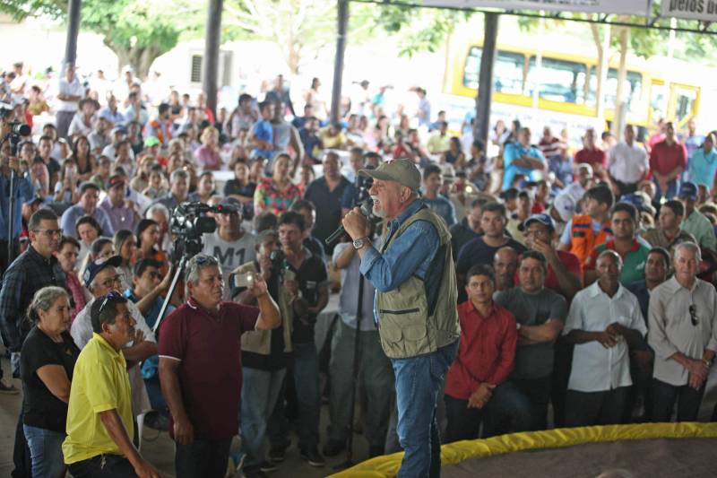 Onze municípios do sul e sudeste paraense recebem recursos do Estado para recuperar ruas e vicinais atingidas pelas enchentes e fortes chuvas que caem na região. Em agenda oficial nesta sexta-feira (6), o governador Simão Jatene (foto) assinou, pela manhã, no Parque de Exposições Valeu Boi Leilões, em Rio Maria, os convênios que garantem o repasse de cerca de R$ 4 milhões. As obras de caráter emergencial serão executadas pelas prefeituras em parceria com a Secretaria de Estado de Transportes (Setran). O objetivo é recuperar a trafegabilidade nessas localidades e assegurar o direito de ir e vir da população. Na manhã desta sexta, foram assinados nove convênios, com os municípios de Redenção, Pau D’Arco, São Félix do Xingu, Santa Maria das Barreiras, Tucumã, Água Azul do Norte, Xinguara, Bannach e Rio Maria. Além da Setran, participam da ação o Centro Regional de Governo do Sudeste do Pará e a Defesa Civil. “O valor do investimento em cada município vai depender da necessidade verificada pelas equipes do Estado e das prefeituras. O recurso não será usado para reconstruir vias, mas para restabelecer a trafegabilidade”, disse o secretário de Transportes, Kléber Menezes.
FOTO: ANTÔNIO SILVA / AG. PARÁ
DATA: 06.04.2018
RIO MARIA - PARÁ <div class='credito_fotos'>Foto: Antônio Silva/Ag. Pará | <a href='/midias/2018/originais/10df303b-ed57-4740-8418-949af1e49e6d.jpg' download><i class='fa-solid fa-download'></i> Download</a></div>