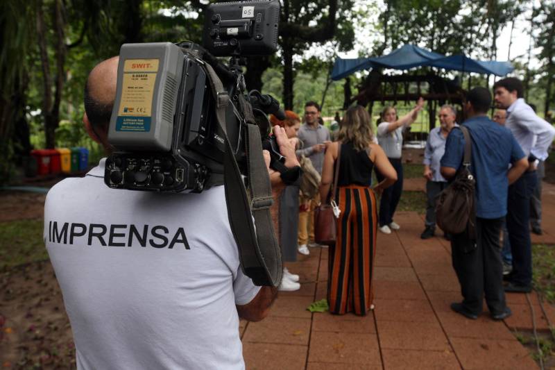 Jornalistas, influenciadores digitais e membros da sociedade civil organizada participaram, nesta quinta-feira (15), da visita guiada ao Parque Estadual do Utinga (Peut) que será inaugurado na sexta-feira (16), às 16h30. Os convidados foram recebidos pelo secretário estadual de Cultura, o arquiteto Paulo Chaves; pelo presidente do Ideflor-bio, Thiago Novaes; pelo gerente do Peut, Julio Meyer; pelo secretário de comunicação, Daniel Nardin e pelo representante da diretoria da Unidade de Conservação do Parque, Wendel Andrade. O evento começou às 9h com a apresentação das melhorias feitas no espaço durante as obras, dos serviços que funcionarão no local e de algumas normas de utilização desse novo equipamento.
FOTO: SIDNEY OLIVEIRA / AG. PARÁ
DATA: 15.03.2018
BELÉM - PARÁ <div class='credito_fotos'>Foto: Sidney Oliveira/Ag. Pará | <a href='/midias/2018/originais/10e63d8e-c4d8-4a43-97f9-478fdb54330a.jpg' download><i class='fa-solid fa-download'></i> Download</a></div>