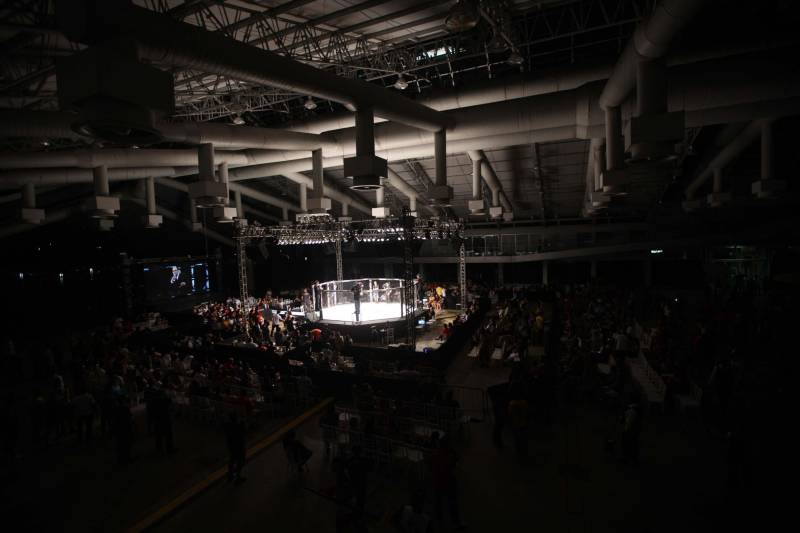 O mundo do MMA conheceu neste sábado os novos guerreiros paraenses. Dos 34 lutadores que entraram no octógono do Jungle Fight 93, 31 representaram o estado. Destaque para Ivanildo Monstrinho e Francisco Figueiredo, que conquistaram os cinturões interinos das categorias 57kg e 61kg, respectivamente, diante do público que lotou o Centro de Convenções da Amazônia – Hangar, com apoio da Secretaria de Estado de Esporte e Lazer.
FOTO: THIAGO GOMES / AG. PARÁ
DATA: 28.04.2018
BELÉM - PARÁ <div class='credito_fotos'>Foto: Thiago Gomes /Ag. Pará | <a href='/midias/2018/originais/10e8b68c-8fb5-4dab-bbf4-bff47363af17.jpg' download><i class='fa-solid fa-download'></i> Download</a></div>