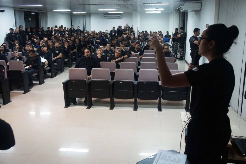 Um trabalho conjunto das Polícias Civil e Militar prendeu 31 pessoas, nesta quarta-feira, 28, durante a Operação Rio das Cobras, que cumpriu mandados judiciais nos municípios de Belém, Santa Izabel do Pará, Moju e Abaetetuba. Os envolvidos são acusados de crimes, como tráfico de drogas, roubos e homicídios. A operação contou com 200 policiais divididos em 45 equipes e com apoio de 50 viaturas. Sob coordenação do delegado-geral da Polícia Civil, Rilmar Firmino, a ação policial teve 35 alvos nos quatro municípios, a maior em Moju (base da operação), no nordeste paraense. O nome da operação é uma referência ao significado da palavra Moju na língua indígena Tupi.
FOTO: ASCOM / POLÍCIA CIVIL
DATA: 28.02.2018
MOJU - PARÁ <div class='credito_fotos'>Foto: Ascom / Polícia Civil | <a href='/midias/2018/originais/10e9afe9-edc8-4b02-bb55-281b862d2cda.jpg' download><i class='fa-solid fa-download'></i> Download</a></div>