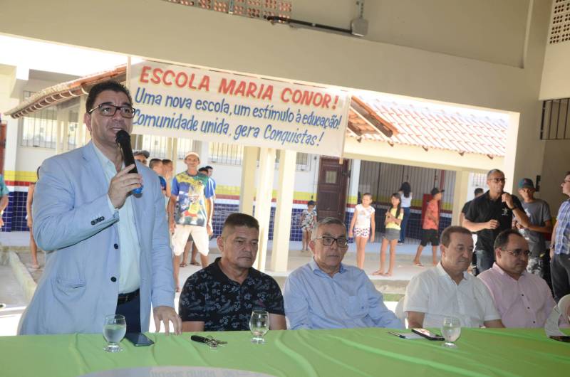 Após obras de reforma e ampliação, a Escola Estadual de Ensino Fundamental e Médio Maria das Mercês de Oliveira Conor, no município de Castanhal, foi entregue à população pela Secretaria de Estado de Educação (Seduc), na última quinta-feira (27). "Estamos entregando a escola completamente reformada e ampliada, desde os laboratórios e cantina, até as salas de aula. Temos a expectativa de que a comunidade abrace a escola, a oportunidade de ter melhoria no local de trabalho e, principalmente, consiga oportunizar qualidade de ensino a todos os estudantes da escola. É um grande avanço e uma grande conquista. Tenho certeza de que todos estão muito felizes com a nova escola”, disse o secretário adjunto de Ensino, José Roberto Silva (óculos).

FOTO: RAI PONTES / ASCOM SEDUC
DATA: 27.12.2018
CASTANHAL - PARÁ
 <div class='credito_fotos'>Foto: Rai Pontes/Ascom Seduc   |   <a href='/midias/2018/originais/10eb2b33-546a-4be0-a452-d7b74c9174b0.jpg' download><i class='fa-solid fa-download'></i> Download</a></div>