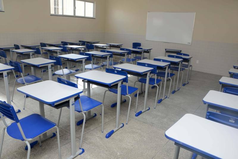 Em companhia da viúva do ex-governador Alacid Nunes, Marilda de Figueiredo Nunes, a secretária de Estado de Educação, Ana Claudia Serruya Hage, entregou nesta sexta-feira (28) as obras da reconstrução da Escola Estadual de Ensino Fundamental Marilda Nunes (foto), no bairro do Benguí, em Belém. A escola, localizada na Passagem Maciel com a Passagem Bom Jesus, volta a funcionar em novas instalações, incluindo uma quadra poliesportiva coberta. “Eu fico muito feliz em verificar o zelo com que a Seduc, na pessoa da secretária Ana Claudia Hage e sua equipe, trata a escola que originalmente era uma creche para atender à comunidade do Benguí. Será de grande serventia para a formação dos estudantes aqui do bairro”, afirmou Marilda Nunes, ao lado da irmã, Maria do Carmo Riodades, e do filho Hildegardo Nunes, atual secretário de Estado de Desenvolvimento Econômico, Mineração e Energia. A creche foi instalada no local no Governo Alacid Nunes.

FOTO: RAI PONTES / ASCOM SEDUC
DATA: 28.12.2018
BELÉM - PARÁ <div class='credito_fotos'>Foto: Rai Pontes/Ascom Seduc   |   <a href='/midias/2018/originais/10f05544-8e4b-4330-a93c-7a5a550b3a76.jpg' download><i class='fa-solid fa-download'></i> Download</a></div>