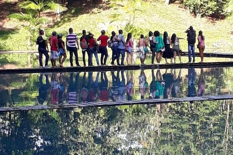 Foi pensando em melhorar a eficiência na qualidade dos serviços prestados em bares e restaurantes dos balneários no município de Santa Bárbara, localizado a 40 km da capital, Polo Turístico Belém, a Secretaria de Estado de Turismo (Setur), através do Programa Estadual de Qualificação do Turismo do (PEQTur), em parceria com o Serviço Nacional de Aprendizagem Comercial (Senac) conclui, nesta sexta-feira (15), o curso Qualidade de Atendimento ao Turista.
FOTO: ASCOM SETUR
DATA: 15.06.2018
SANTA BÁRBARA - PARÁ <div class='credito_fotos'>Foto: ASCOM SETUR | <a href='/midias/2018/originais/10f6c793-c4ff-444b-91e2-6f395feea23c.jpg' download><i class='fa-solid fa-download'></i> Download</a></div>