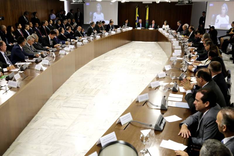 Em reunião com governadores de todo o país, nesta quinta-feira (1), no Palácio do Planalto, em Brasília, o presidente Michel Temer anunciou a criação de um plano para financiamento aos Estados para reforçar o aparelhamento das polícias, via empréstimo do Banco Nacional do Desenvolvimento Econômico e Social (BNDES). "Temos um plano delineado para financiar os Estados para o reequipamento das polícias locais. Temos essa angustiante preocupação sobre a segurança em todos os estados brasileiros. Não é no Estado A ou B", disse Michel Temer, no início da reunião.
O governador Simão Jatene participou do encontro. Jatene e os demais governadores das 27 unidades da Federação foram convocados pelo presidente para a reunião que teve como tema a segurança pública nacional. Além de Temer e os governadores, participaram do encontro a ministra Cármen Lúcia, presidente do Supremo Tribunal Federal; o ministro Raul Jungmann, da Segurança Pública; e os presidentes do Senado, Eunício Oliveira, e da Câmara dos Deputados, Rodrigo Maia. O secretário estadual de Segurança Pública e Defesa Social, Luiz Fernandes Rocha, acompanhou o governador em Brasília.
FOTO: DANILO OLIVEIRA
DATA: 01.03.2018
BRASÍLIA - DF <div class='credito_fotos'>Foto: DANILO OLIVEIRA | <a href='/midias/2018/originais/10f85c48-e0d1-4c2b-8194-5521356d84d9.jpg' download><i class='fa-solid fa-download'></i> Download</a></div>