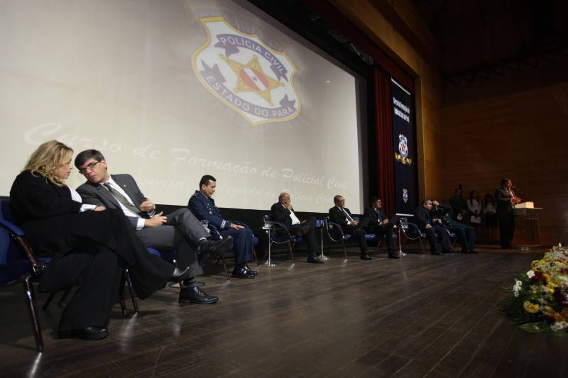 O Pará vai voltar a ter um delegado de polícia para cada município. A posse de 149 novos delegados da Polícia Civil, que aconteceu nesta segunda-feira (26) no Teatro Maria Sylvia Nunes, na Estação das Docas, vai garantir, com sobras, a cobertura completa dos 144 municípios do estado. Aprovados em concurso público, os novos delegados concluíram o curso de Formação da Polícia Civil do Pará no dia 15 deste mês. O curso foi o primeiro do Brasil a incluir sete disciplinas inéditas: Oratória, Atuação Policial frente aos Grupos Vulneráveis, Relacionamento com a Imprensa e Mídias Sociais, Abordagem Psicopatológica do Crime e da Violência, Investigação Financeira no Enfrentamento ao Crime de Lavagem de dinheiro, Noções Básicas de Enfrentamento às Fraudes Veiculares e Linguagem Brasileira de Sinais. O concurso aprovou ainda 300 investigadores, 180 escrivães e 20 papiloscopistas. Os novos policiais civis passaram por quatro meses de formação técnica e profissional na Acadepol. Com a nomeação, o próximo passo será a lotação dos novos servidores públicos nas unidades de Polícia Civil do estado, quando eles saberão em qual região do Pará trabalharão inicialmente.
FOTO: SYDNEY OLIVEIRA / AG. PARÁ
DATA: 26.02.2018
BELÉM - PARÁ <div class='credito_fotos'>Foto: Sidney Oliveira/Ag. Pará | <a href='/midias/2018/originais/10f9a796-0acf-4db4-a825-2407e5d59323.jpg' download><i class='fa-solid fa-download'></i> Download</a></div>