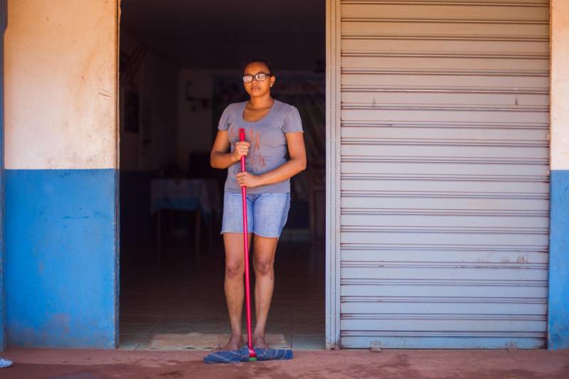 Aos poucos, a paisagem de Serra Pelada – que já foi o maior garimpo a céu aberto do planeta e hoje é distrito de Curionópolis, município do sudeste paraense - começa a se modificar. A poeira intensa, típica de estradas de chão, vai paulatinamente dando lugar à camada de asfalto, que pela primeira vez chega a Curiónópolis, conhecido mundialmente pela corrida do ouro e pelo formigueiro humano nos anos 1980, eternizado pelo olhar do fotógrafo Sebastião Salgado. O ouro não é mais explorado na região, mas Serra Pelada ainda é uma cidade de garimpeiros. São eles que residem e povoam as ruas, que parecem ter parado no tempo. Foram esses trabalhadores que fizeram a localidade crescer, que formaram famílias e criaram filhos nascidos no local, fincando raízes, criando identidade, sonhando com a volta da exploração do ouro, cada vez mais distante. Mas até esse cenário vem se transformando. Na foto, Maria Mauricélia dos Santos.

FOTO: ASCOM / PREFEITURA DE CURIONÓPOLIS
DATA: 08.06.2018
CURIONÓPOLIS - PARÁ <div class='credito_fotos'>Foto: ASCOM / PREFEITURA DE CURIONÓPOLIS   |   <a href='/midias/2018/originais/10fdd2e7-7fd2-4613-a112-6683c4ff9066.jpg' download><i class='fa-solid fa-download'></i> Download</a></div>
