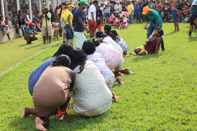 O dia começou cedo para os participantes da Semana dos Povos Indígenas, que ocorre em São Félix do Xingu, no sudeste do Pará. A vasta programação se estendeu durante toda a segunda-feira (16), com os serviços ofertados pelo Estado, os jogos e abertura oficial, à noite. Nesta segunda-feira também começaram as competições. Além do atletismo, com a corrida de 100 metros rasos para homens e mulheres, houve partidas de futsal feminino e de cabo de guerra masculino e feminino. Espalhados por diversos espaços da cidade, os jogos são uma atração muito esperada, tanto pelos índios quanto pelo público que prestigia as disputas.
FOTO: RODOLFO OLIVEIRA / AG. PARÁ
DATA: 16.04.2018
SÃO FÉLIX DO XINGU - PARÁ <div class='credito_fotos'>Foto: Rodolfo Oliveira/Ag. Pará | <a href='/midias/2018/originais/11003401-384a-45e7-b3a0-7bb125345b73.jpg' download><i class='fa-solid fa-download'></i> Download</a></div>