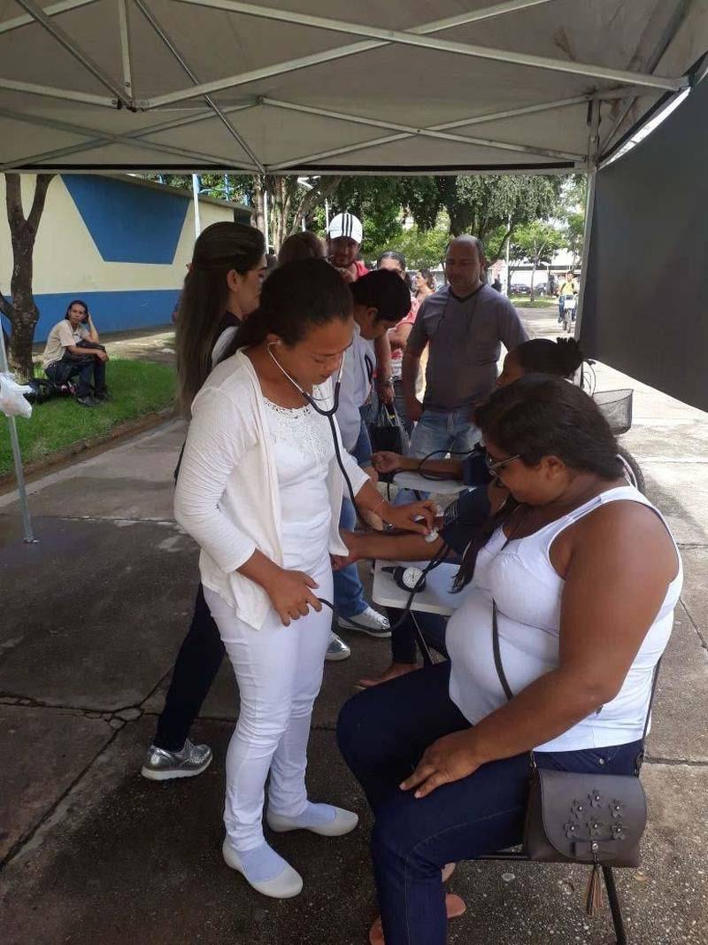 Centenas de pessoas, entre colaboradores, usuários, acompanhantes e a comunidade foram beneficiadas com a ação de educação em saúde (foto), promovida pela equipe multiprofissional do Hospital Regional Público do Leste (HRPL), em Paragominas, nesta sexta-feira, 6, em comemoração alusiva ao Dia Mundial da Saúde, festejado neste sábado, 7. A ação foi realizada no hospital e no centro de Paragominas. A equipe multiprofissional do hospital, que presta assistência de média e alta complexidade para 23 municípios do nordeste paraense, aderiu à campanha da Organização Mundial de saúde (OMS) com a realização de programação interna e externa, de 10h às 19h, com palestras, orientações, atividades laborais, distribuição de material educativo sobre prevenção em saúde e oferta de serviços aos colaboradores, usuários, acompanhantes e à população em geral.
FOTO: ASCOM / HRPL
DATA: 07.04.2018
PARAGOMINAS - PARÁ <div class='credito_fotos'>Foto: ASCOM HRPL | <a href='/midias/2018/originais/110854e8-93d8-44d9-9936-bca63fb1462c.jpg' download><i class='fa-solid fa-download'></i> Download</a></div>