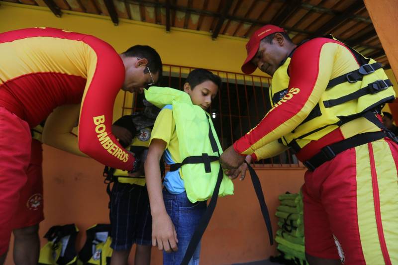 O Governo do Estado, por meio do Corpo de Bombeiros Militar do Pará em parceria com a Sobrasa (Sociedade Brasileira de Salvamento Aquático), realizaram nesta quarta-feira (05) a entrega de 100 coletes salva-vidas (foto) na comunidade ribeirinha do Igarapé Grande, no município de Ananindeua. A medida visa ajudar na prevenção dos acidentes por afogamento nos rios paraenses.
FOTO: SIDNEY OLIVEIRA / AG. PARÁ
DATA: 05.10.2016
ANANINDEUA - PARÁ <div class='credito_fotos'>Foto: Sidney Oliveira/Ag. Pará | <a href='/midias/2018/originais/110a24f3-83be-40c8-80ce-f460c258db30.jpg' download><i class='fa-solid fa-download'></i> Download</a></div>