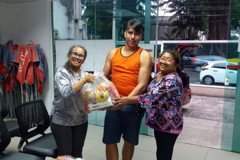 Natal em Trânsito é o nome da campanha do Departamento de Trânsito do Estado do Pará (Detran) - organizada pela sua Coordenadoria de Educação - distribuiu desde o final de semana passado até a manhã desta terça-feira (25), 150 cestas básicas e 80 brinquedos para famílias de comunidades pobres da Região Metropolitana de Belém. Essa foi a primeira edição da campanha que entra, a partir de agora, para o calendário de programações oficiais da autarquia.

FOTO: ASCOM DETRAN
DATA: 26.12.2018
BELÉM - PARÁ <div class='credito_fotos'>Foto: ASCOM DETRAN   |   <a href='/midias/2018/originais/110e33af-8ce5-4662-8616-223007917515.jpg' download><i class='fa-solid fa-download'></i> Download</a></div>