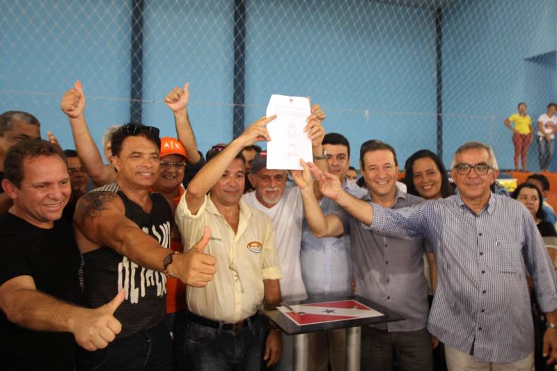 O governador Simão Jatene, na manhã deste sábado (14), no município de Castanhal, nordeste do Pará, assinou oficialmente a lei que regulamenta o serviço de transporte alternativo intermunicipal de passageiros. A cerimônia ocorreu no ginásio Loyola Passarinho.

FOTO: CRISTINO MARTINS / AG. PARÁ
DATA: 14.04.2018
CASTANHAL - PARÁ <div class='credito_fotos'>Foto: Cristino Martins/Ag. Pará   |   <a href='/midias/2018/originais/11176c36-30bf-438e-a067-103d322d3df3.jpg' download><i class='fa-solid fa-download'></i> Download</a></div>