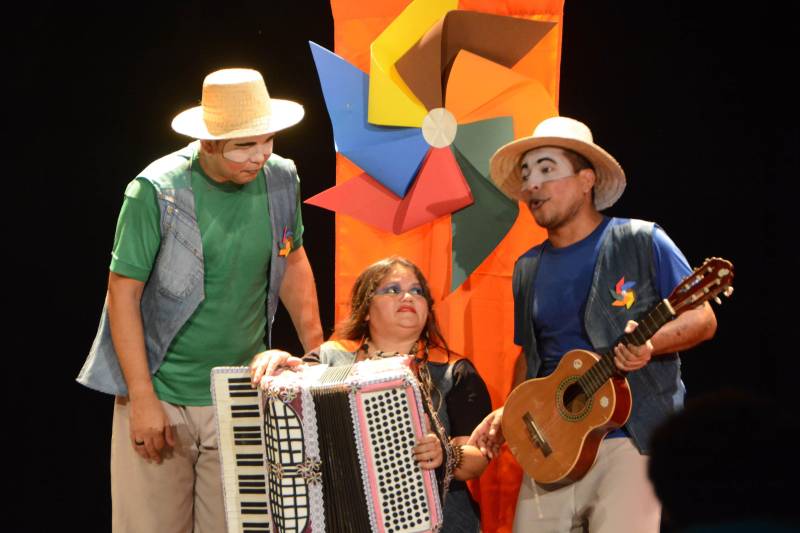 O Mangal das Garças preparou uma programação especial para o domingo de páscoa, 01 de abril. O projeto teatrinho do Mangal terá a Cia Girândola de Contadores de Histórias em “Dona galinha e o ovo de páscoa” (foto).
FOTO: DIVULGAÇÃO
DATA: 30.03.2018
BELÉM - PARÁ <div class='credito_fotos'>Foto: Divulgação | <a href='/midias/2018/originais/111c719b-ddac-45fa-bcd0-906afa645d1b.jpg' download><i class='fa-solid fa-download'></i> Download</a></div>