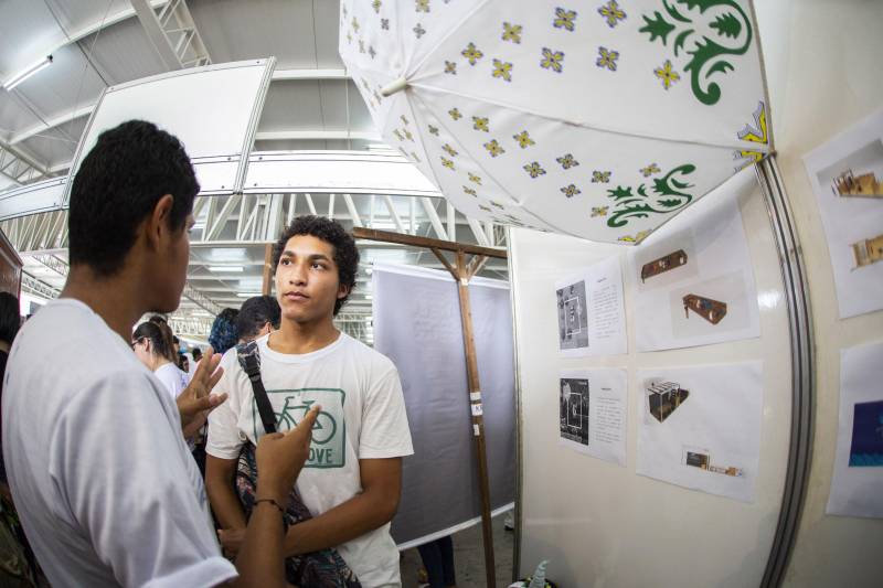 Durante toda esta quinta-feira, 10, a Feira Vocacional da Universidade do Estado do Pará (Uepa) recebeu a visita de estudantes do ensino médio de escolas públicas e particulares da Região Metropolitana de Belém. Cada graduação da Uepa tinha um estande no hall de exposição do Centro Cultural Tancredo Neves (Centur), tudo para que os estudantes pudessem conhecer mais sobre os cursos, a atuação dos profissionais formados e o desenho curricular das disciplinas.
FOTO: NAILANA THIELY / ASCOM UEPA
DATA: 10.05.2018
BELÉM - PARÁ <div class='credito_fotos'>Foto: Nailana Thiely / Ascom Uepa | <a href='/midias/2018/originais/11293b40-9fcb-4ffb-aeed-62c169e2f942.jpg' download><i class='fa-solid fa-download'></i> Download</a></div>