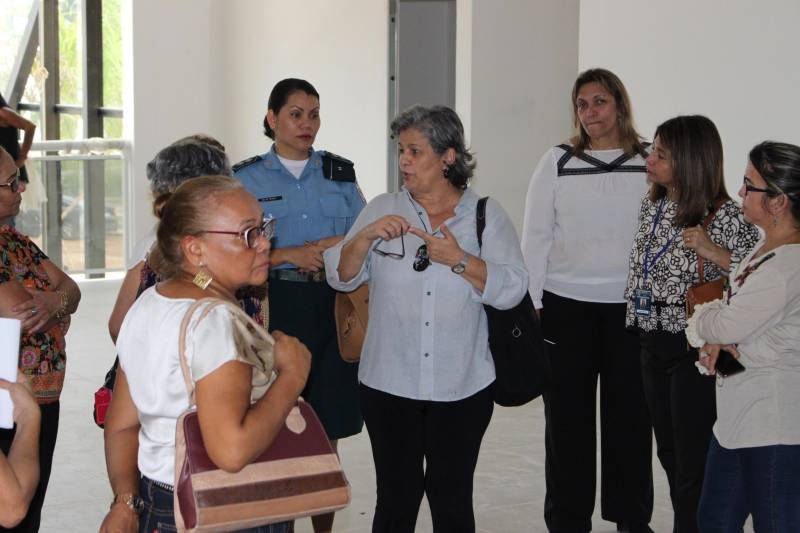 Na tarde desta quarta-feira (28), representantes de secretarias que integram o comitê gestor do Plano Estadual de Ações Integradas à Pessoa com Deficiência (Existir) visitaram as obras do Centro Integrado de Inclusão e Reabilitação (CIIR), em Belém. A visita técnica foi solicitada por Daniele Khayat, diretora-geral do Núcleo de Articulação e Cidadania (NAC), do Governo do Pará, com o objetivo de informar aos participantes do Plano sobre o andamento da obra e mostrar as ações planejadas para o local. “É muito importante que todos que trabalham diretamente com a pessoa com deficiência saibam o que está sendo feito. Afinal, são eles que vão atuar aqui. Pudemos ver de perto os espaços onde funcionará a triagem, reabilitação, radiologia, prótese e órtese, entre outros. Todos ficaram muito satisfeitos com o que viram, e ansiosos para o funcionamento”, disse Daniele Khayat. O CIIR está em fase final de construção, devendo ser inaugurado até o final do primeiro semestre de 2018.
FOTO: RUAN MORAES / ASCOM NAC
DATA: 28.02.2018
BELÉM - PARÁ <div class='credito_fotos'>Foto: RUAN MORAES / ASCOM NAC | <a href='/midias/2018/originais/1130d14b-08ce-4d86-a060-894e0be73ebe.jpg' download><i class='fa-solid fa-download'></i> Download</a></div>