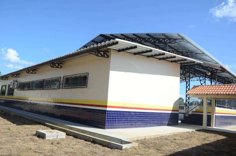 Após obras de reforma e ampliação, a Escola Estadual de Ensino Fundamental e Médio Maria das Mercês de Oliveira Conor (foto), no município de Castanhal, foi entregue à população pela Secretaria de Estado de Educação (Seduc), na última quinta-feira (27). "Estamos entregando a escola completamente reformada e ampliada, desde os laboratórios e cantina, até as salas de aula. Temos a expectativa de que a comunidade abrace a escola, a oportunidade de ter melhoria no local de trabalho e, principalmente, consiga oportunizar qualidade de ensino a todos os estudantes da escola. É um grande avanço e uma grande conquista. Tenho certeza de que todos estão muito felizes com a nova escola”, disse o secretário adjunto de Ensino, José Roberto Silva.

FOTO: RAI PONTES / ASCOM SEDUC
DATA: 27.12.2018
CASTANHAL - PARÁ
 <div class='credito_fotos'>Foto: Rai Pontes/Ascom Seduc   |   <a href='/midias/2018/originais/11316c09-57d0-4c6f-a673-bc71274e2a21.jpg' download><i class='fa-solid fa-download'></i> Download</a></div>
