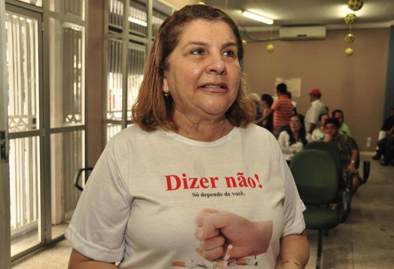 Atividades recreativas alusivas ao Dia Mundial Sem Tabaco (31 de maio) aconteceram nesta terça-feira (29) no Centro de Referência em Abordagem e Tratamento ao Fumante, vinculado à Secretaria de Estado de Saúde Pública (Sespa) e localizado nas dependências da Unidade de Referência (URE) Presidente Vargas. Durante toda a manhã, ações foram realizadas com o propósito de alertar a população sobre os males provocados pelo fumo, sobretudo os de origem ilegal, falsificados ou contrabandeados. A programação no Centro incluiu palestras, exposições e testemunhos de usuários que pararam ou tentam largar o vício do cigarro, apresentações artísticas e ofertas de serviços, como aferições da pressão arterial e da taxa de glicemia, do grau de intoxicação pelo monóxido de carbono e de dependência da nicotina, além de uma sessão completa de ginástica laboral. Na foto, a médica pneumologista Fátima Amine, coordenadora do Centro.
FOTO: JOSÉ PANTOJA / ASCOM SESPA
DATA: 29.05.2018
BELÉM - PARÁ <div class='credito_fotos'>Foto: José Pantoja / Ascom Sespa | <a href='/midias/2018/originais/11335c77-35d5-478c-bba3-397d6b51aa12.jpg' download><i class='fa-solid fa-download'></i> Download</a></div>