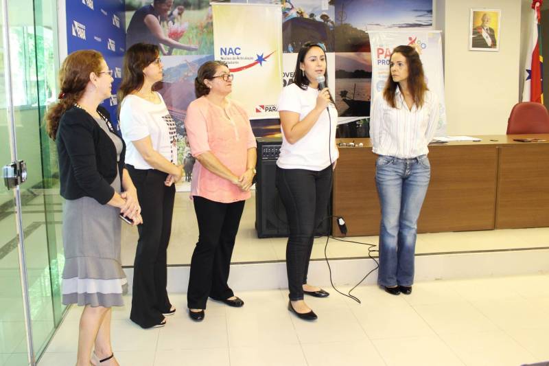 Alunos do curso de “Técnicas de gestão de resíduos sólidos” e de “Boas práticas higiênico sanitárias dos alimentos” foram certificados pelo Programa Pará Profissional. Ao todo, 32 concluintes estiveram presentes na cerimônia, que ocorreu no auditório da Casa Civil, na quinta-feira (28). O Programa Pará Profissional é um dos instrumentos utilizados no combate à desigualdade inter-regional no Estado, por meio da qualificação profissional da mão de obra local. Coordenado pela Secretaria de Estado de Ciência, Tecnologia e Educação Profissional e Tecnológica (Sectet), o programa é amparado pela Lei 8.427, de 16 de novembro de 2016. As ofertas de cursos são feitas de acordo com as demandas vindas dos setores produtivos de cada região do estado, mediante oficinas, reuniões e solicitações diretas das prefeituras.
FOTO: ERIKA TORRES / ASCOM NAC
DATA: 01.03.2018
BELÉM - PARÁ <div class='credito_fotos'>Foto: ERIKA TORRES / ASCOM NAC | <a href='/midias/2018/originais/11426a63-b686-413b-b829-c2b7a4eab2e0.jpg' download><i class='fa-solid fa-download'></i> Download</a></div>
