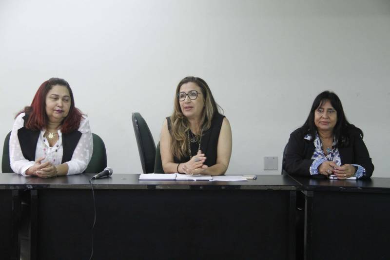 Com a definição dos novos parâmetros do Programa Nacional de Crédito Fundiário (PNCF), os agricultores paraenses devem começar a ter acesso em breve ao PNCF. As novas linhas do programa foram apresentadas nesta quinta-feira (21), pela subsecretária de Reordenamento Agrário da Secretaria Especial de Agricultura e Desenvolvimento Agrário do Governo Federal, Raquel Santori, durante a reunião do Conselho de Desenvolvimento Rural Sustentável (CDRS), na sede da Secretaria de Estado de Desenvolvimento Agropecuário e da Pesca (Sedap), em Belém. Durante a reunião com os conselheiros, Raquel explicou que o Programa Nacional de Crédito Fundiário é uma política pública do governo federal executada em parceria com os governos estaduais por meio das unidades técnicas para que o crédito alcance todas as regiões do país. O financiamento é destinado aos agricultores familiares sem terra ou com pouca terra para que possam comprar imóveis rurais, construir casa, preparar o solo e aplicar na infraestrutura necessária para produção e assistência técnica. Na foto (esq/dir), Cleide Amorim (Coordenadora Unidade Técnica do Estado do Programa Nacional de Crédito Fundiário); Rosirayna Remor (Secretária Adjunta da Sedap) e Raquel Santori ( subsecretária de Reordenamento Agrário da Secretaria Especial de Agricultura e Desenvolvimento Agrário do Governo Federal).
FOTO: ASCOM / SEDAP
DATA: 21.06.2018
BELÉM - PARÁ <div class='credito_fotos'>Foto: Ascom Sedap | <a href='/midias/2018/originais/11442a75-b0fe-49f1-918a-0311c8404bd7.jpg' download><i class='fa-solid fa-download'></i> Download</a></div>