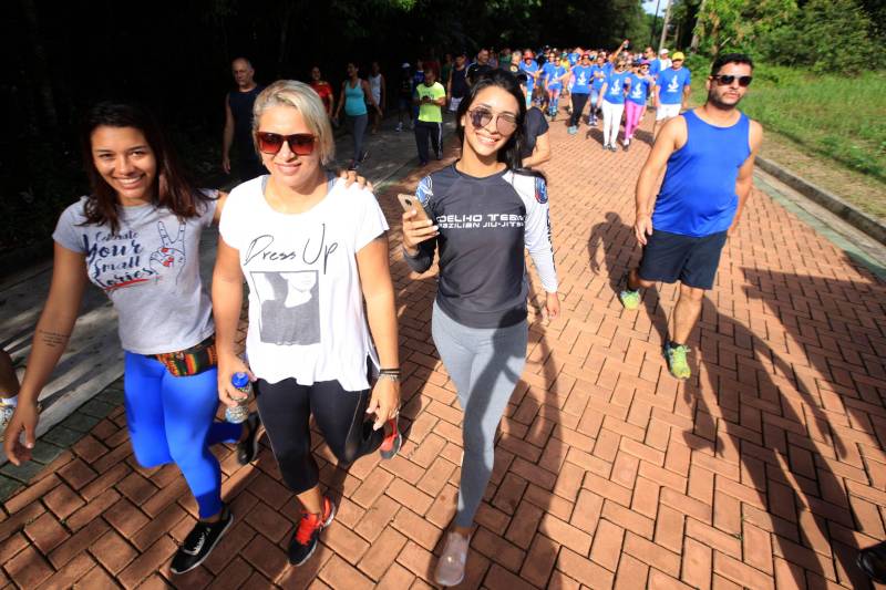 Uma reabertura feita a milhares de mãos. A fita inaugural colocada no inicio da trilha principal do Parque do Utinga foi rompida por mais de cinco mil pessoas ansiosas pelo inicio da caminhada, marcando o segundo dia da programação de reabertura do mais novo espaço paraense de lazer e interatividade com a natureza.
FOTO: MÁCIO FERREIRA / AG. PARÁ
DATA: 17.03.2018
BELÉM - PARÁ <div class='credito_fotos'>Foto: MÁCIO FERREIRA/ AG. PARÁ | <a href='/midias/2018/originais/114b0871-597f-4968-81ca-65393e803e45.jpg' download><i class='fa-solid fa-download'></i> Download</a></div>