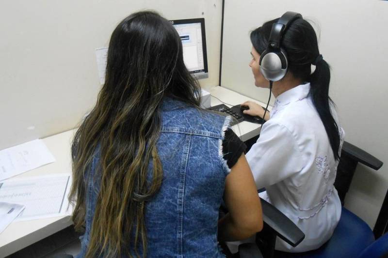 Em situações simples ou grandes desafios, colocar-se no lugar do outro pode ser o ponto de partida para tomar a melhor decisão. É essa a estratégia que a Política de Humanização do Sistema Único de Saúde (HumanizaSUS) toma como base para a assistência à saúde. Assim, para exercitar o poder de empatia e integrar os setores, o Hospital Regional do Sudeste do Pará - Dr. Geraldo Veloso (HRSP), em Marabá (PA), lançou o projeto 'Sentindo na Pele'. Na foto, a farmacêutica Indiara Figueiredo (d) no setor de digitação de laudos.
FOTO: ASCOM HRSP
DATA: 11.05.2018
MARABÁ - PARÁ <div class='credito_fotos'>Foto: ASCOM HRSP | <a href='/midias/2018/originais/114b1e91-df14-45d6-b3ee-4e33b510d835.jpg' download><i class='fa-solid fa-download'></i> Download</a></div>