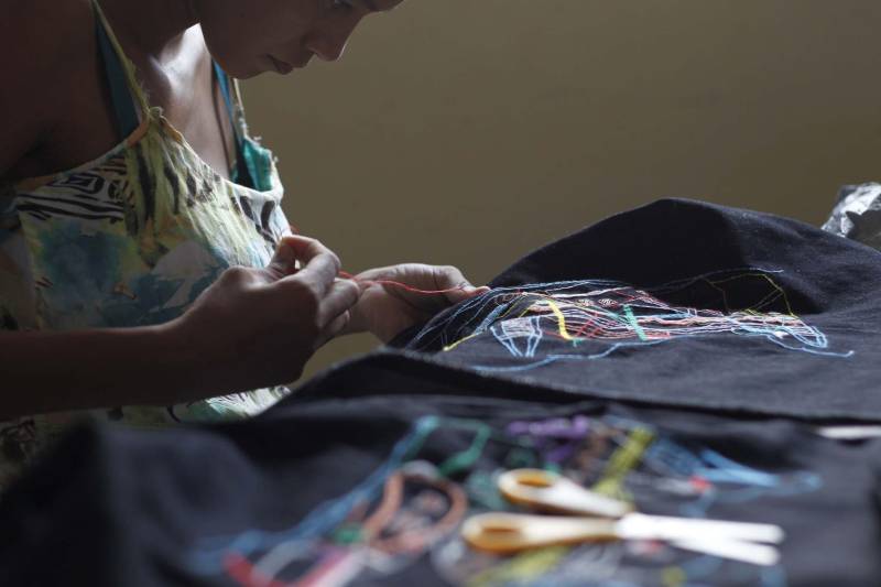 A Cooperativa Social de Trabalho Arte Feminina Empreendedora (Coostafe), formada exclusivamente por internas do Centro de Recuperação Feminino (CRF), em Ananindeua (Região Metropolitana de Belém), fechou parceria para venda de seus produtos com uma empresa de malas e plastificação de bagagens, a Protec Bag, que tem uma loja e um quiosque no Aeroporto Internacional de Belém. A Coostafe é um projeto de economia solidária para detentas, desenvolvido no Pará com apoio da Superintendência do Sistema Penitenciário do Estado (Susipe). Os produtos da Coostafe são comercializados na loja da Protec Bag desde segunda-feira (29). Os clientes da loja e visitantes do aeroporto podem encontrar bolsas, sacolas, encostos de cabeça e mais uma série de produtos feitos pelas detentas do CRF. Os produtos foram colocados à venda a preço de mercado, e parte da renda será revertida para as cooperadas.
FOTO: ASCOM SUSIPE
DATA: 30.10.2018
BELÉM - PARÁ <div class='credito_fotos'>Foto: ASCOM SUSIPE | <a href='/midias/2018/originais/114c8b2c-57ce-4ed6-bfc3-07a11de58141.jpg' download><i class='fa-solid fa-download'></i> Download</a></div>