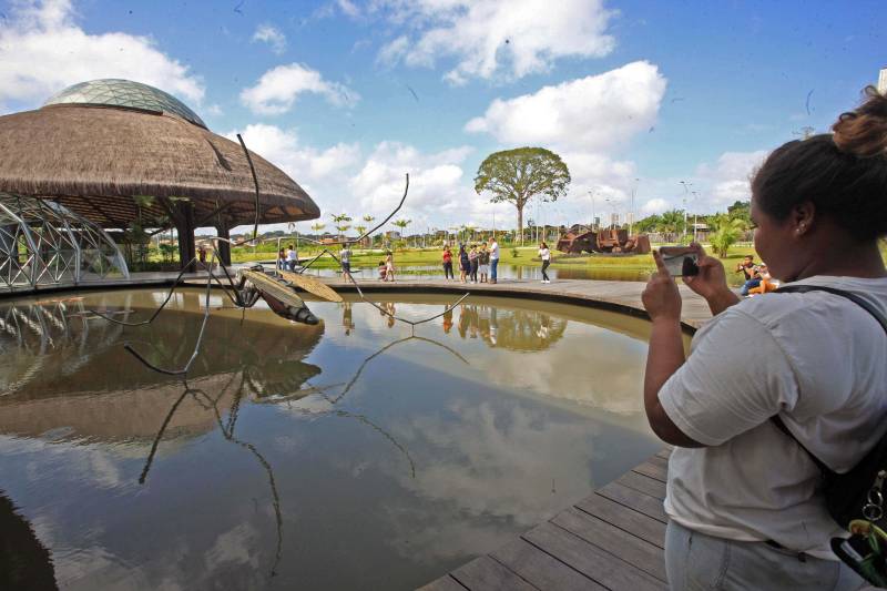 O uso de caixas de som, microfones e outros aparelhos de reprodução e ampliação sonora devem ser evitado no Parque Estadual do Utinga (Peut, na foto). A medida visa proteger os animais silvestres que vivem no espaço e que ficam assustados e estressados com o barulho excessivo. “Precisamos sempre adotar medidas de proteção da fauna e da flora aqui do Parque, porque eles são os principais moradores e usuários desse espaço. A poluição sonora assusta e afugenta os animais e, por isso, os visitantes não devem usar caixas de som ou mesmo o som dos celulares, porque já são altos o bastante para incomodar os bichos”, explica a servidora do Ideflor-bio, Letícia Freitas, responsável pelo uso público do Utinga.
FOTO: RODOLFO OLIVEIRA / AG. PARÁ
DATA: 07.03.2018
BELÉM - PARÁ <div class='credito_fotos'>Foto: Rodolfo Oliveira/Ag. Pará | <a href='/midias/2018/originais/11534d0b-1bb8-46bf-bf3c-7faae0cffa3e.jpg' download><i class='fa-solid fa-download'></i> Download</a></div>