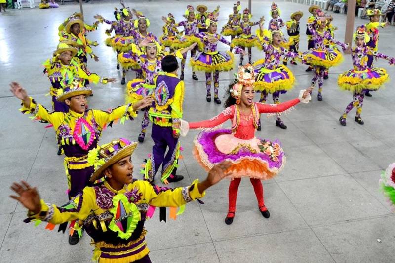 O tradicional concurso de Quadrilhas do Arraial de Todos os Santos, da Fundação Cultural do Pará (FCP), começa nesta quarta-feira, 20, a partir das 18h, no Centur. São mais de 70 quadrilhas juninas (foto), entre adultas e mirins. A programação vai até o dia 08 de julho, sempre a partir das 19h nos dias de semana e 18h nos feriados. Na Praça do Povo, o foco será o XV Concurso Estadual de Quadrilhas Juninas. Já na Praça do Artista serão as apresentações parafolclóricas de Pássaros Juninos, grupos de bois bumbas, carimbó, entre outros, além da praça de alimentação.
FOTO: ASCOM / FCP
DATA: 18.06.2018
BELÉM - PARÁ <div class='credito_fotos'>Foto: ASCOM FCP | <a href='/midias/2018/originais/1153abd2-6c6d-450a-841d-a1e6a9ce5682.jpg' download><i class='fa-solid fa-download'></i> Download</a></div>