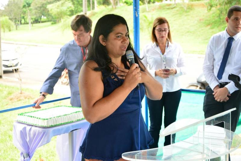 Centenas de pessoas entre colaboradores, usuários e acompanhantes participaram da ação de educação em saúde que marcou a comemoração dos dois anos de funcionamento da Unidade de Alta Complexidade em Oncologia Dr. Vitor Moutinho (Unacon), em Tucuruí, no sudeste paraense, nesta quarta-feira, 18. Na foto, Josane da Silva Ribeiro faz parte da estatística brasileira de mulheres com câncer de mama
FOTO: ASCOM UNACON
DATA: 18.04.2018
TUCURUÍ - PARÁ <div class='credito_fotos'>Foto: Ascom Unacon | <a href='/midias/2018/originais/11544233-6a42-4af9-8592-eae2e5724885.jpg' download><i class='fa-solid fa-download'></i> Download</a></div>