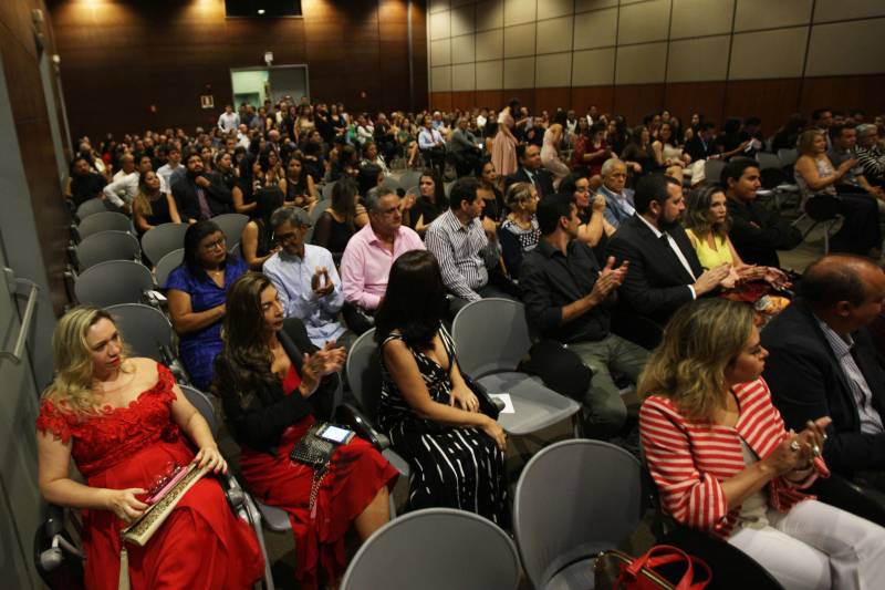 A Fundação Santa Casa de Misericórdia do Pará realizou na noite desta quinta-feira (22), no Hangar Centro de Convenções, a formatura de 63 residentes em 10 especialidades. A Residência Médica constitui modalidade de ensino de pós-graduação considerada “padrão ouro” da especialização médica. A cerimonia contou com a presença do secretário de Estado de Saúde Pública, Vitor Matheus, da presidente da Fundação Santa Casa de Misericórdia, Rosângela Monteiro e a coordenadora da Comissão de Residência Médica, Patrícia Carvalho.
FOTO: CARLOS SODRÉ / AG. PARÁ
DATA: 22.02.2018
BELÉM - PARÁ <div class='credito_fotos'>Foto: CARLOS SODRÉ / AG. PARÁ | <a href='/midias/2018/originais/11586736-6486-4cf0-ac2b-578cac40d966.jpg' download><i class='fa-solid fa-download'></i> Download</a></div>