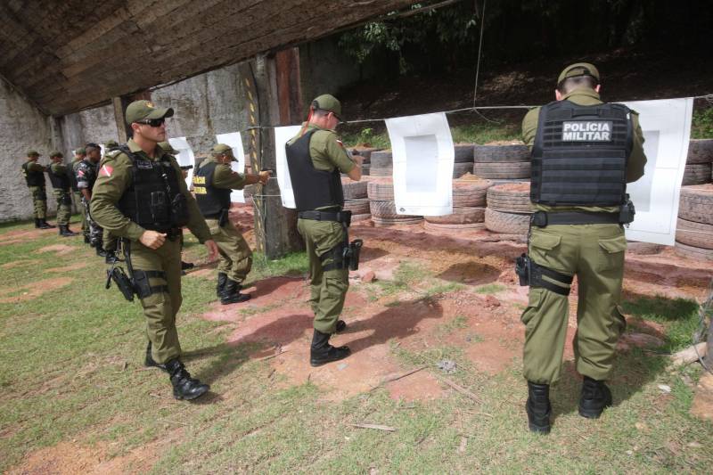 Trinta e oito agentes de segurança pública do Estado participam (foto), no Instituto de Ensino de Segurança Pública do Pará (Iesp), de um curso de especialização da Companhia Independente de Policiamento Escolar (Cipoe). A capacitação começou no dia 26 de fevereiro e vai até 23 de março, com aulas de segunda a sexta, nos turnos da manhã e tarde. Os agentes de segurança estão sendo treinados para atuar na segurança junto às comunidades escolares do Estado. Este é o segundo curso que acontece para a qualificação do policiamento escolar do Comando de Policiamento Especializado, através da Companhia Independente de Policiamento Escolar (Cipoe). O primeiro foi em 2017, e qualificou 40 policiais.
FOTO: CARLOS SODRÉ / AG. PARÁ
DATA: 13.03.2018
BELÉM - PARÁ <div class='credito_fotos'>Foto: Carlos Sodré/Agência Pará | <a href='/midias/2018/originais/115b57b0-766f-4245-8021-97959c81f869.jpg' download><i class='fa-solid fa-download'></i> Download</a></div>